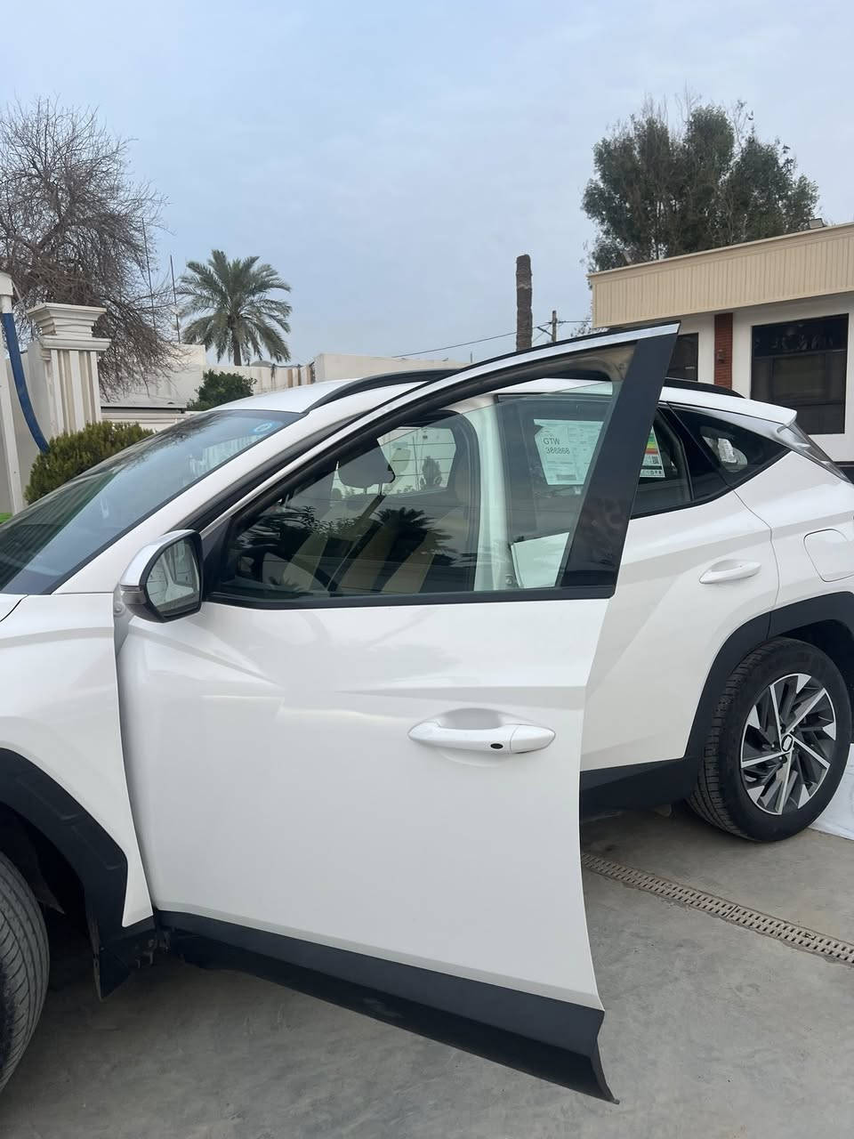 السلام عليكم توسان موديل 2024 فول عدا الفتحه كشنات كهرباء شاشة تابلت عدادات شاشة السياره مكفوله كفاله عامه حتى من الشخط سياره حلوه نصبتها حلوه اني طلعتها على ايدي من الشركه وهسه ماشيه 50 الف السياره بمعنى الكلمه نضيفه 
رقمي *********** السعر 220 وبيها مجال بسيط للشراي
