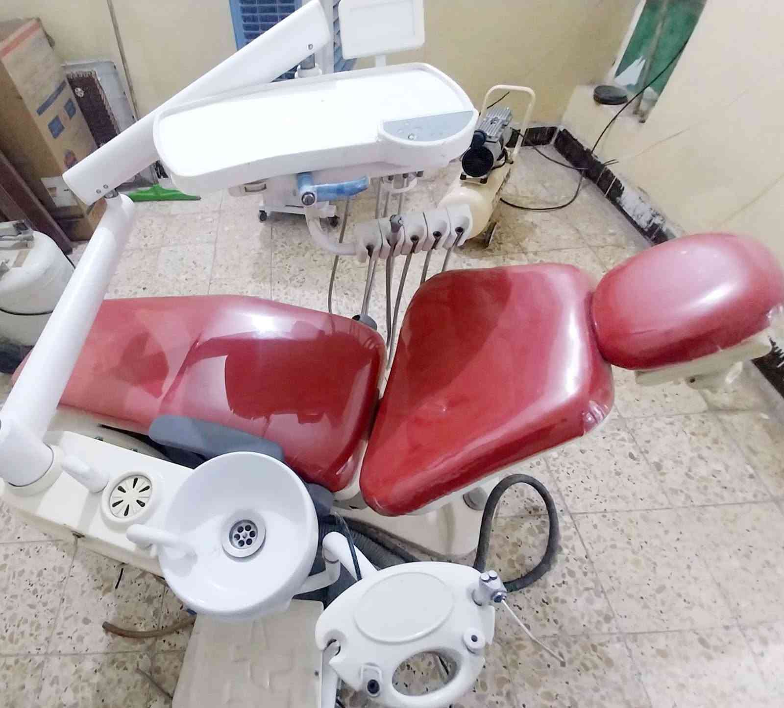 كرسي أسنان قليل الاستعمال نظيف للبيع 
للمراسله ***********
