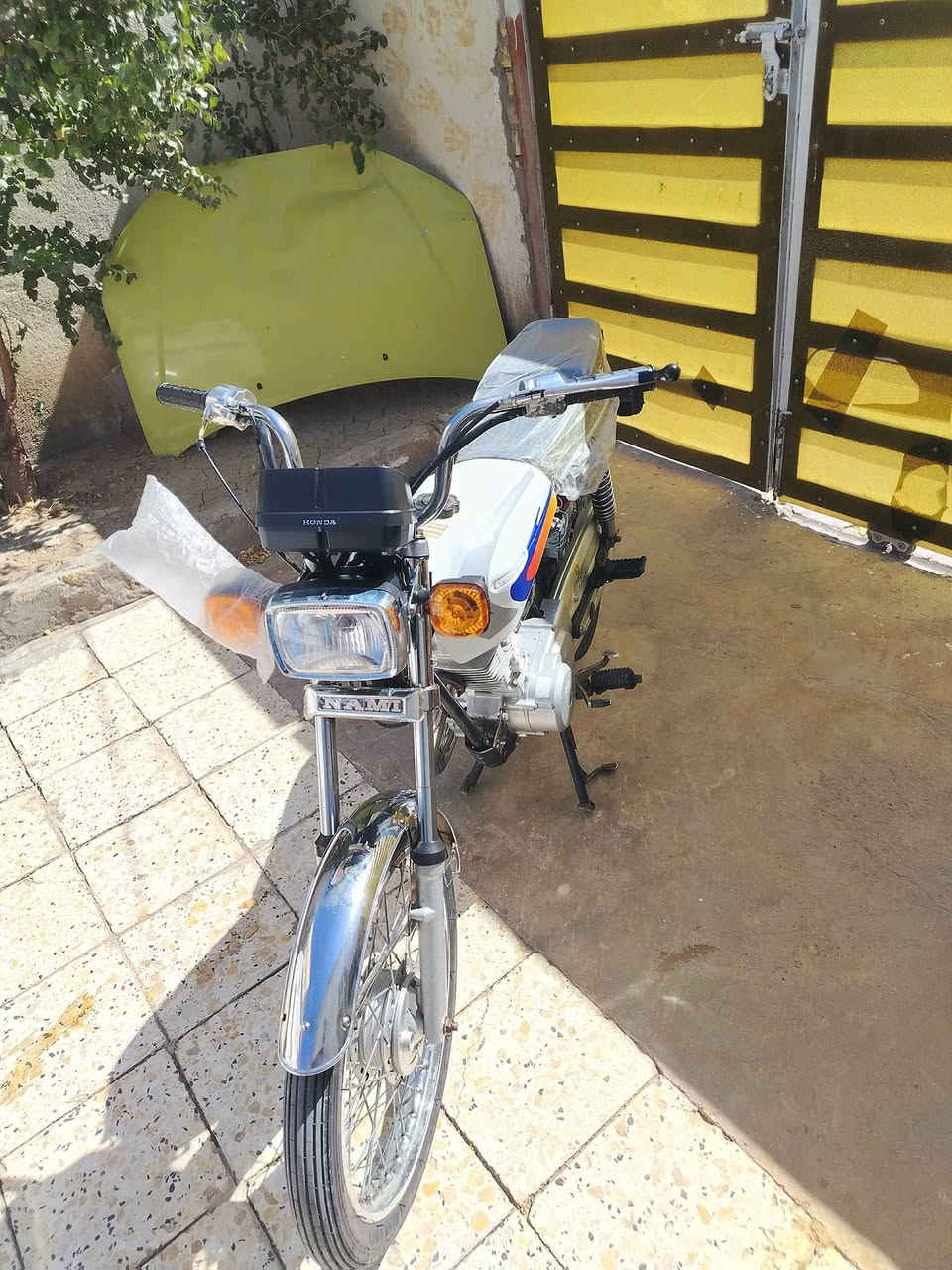 سلام عليكم دراجه إيراني لبيع شلامجه عينه ولايت كهربائيات كله شغاله ضفيره جديده كتفات جدد باتري جديد اشاير بكلايت دراجه حلوه ((بدون أوراق)) دراجه جاهزه السعر 750وبيه مجال الاتصال *********** المكان ميسان
