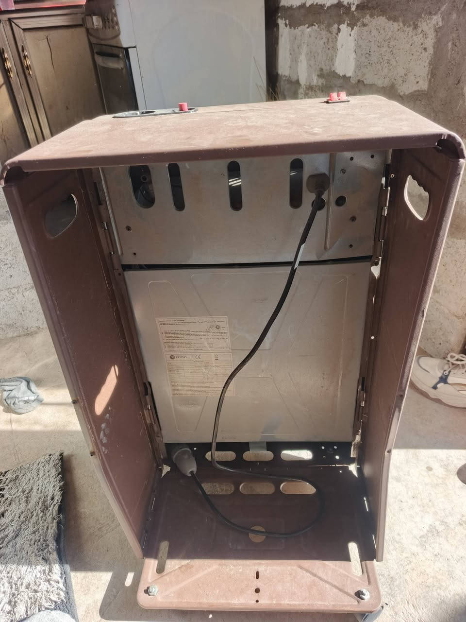 السلام عليكم اغراض للبيع صوبات اثنين غازيات وحده كهربائيه غازيه وكهربائيه وسلينك صوبات على 25 الوحده***********
