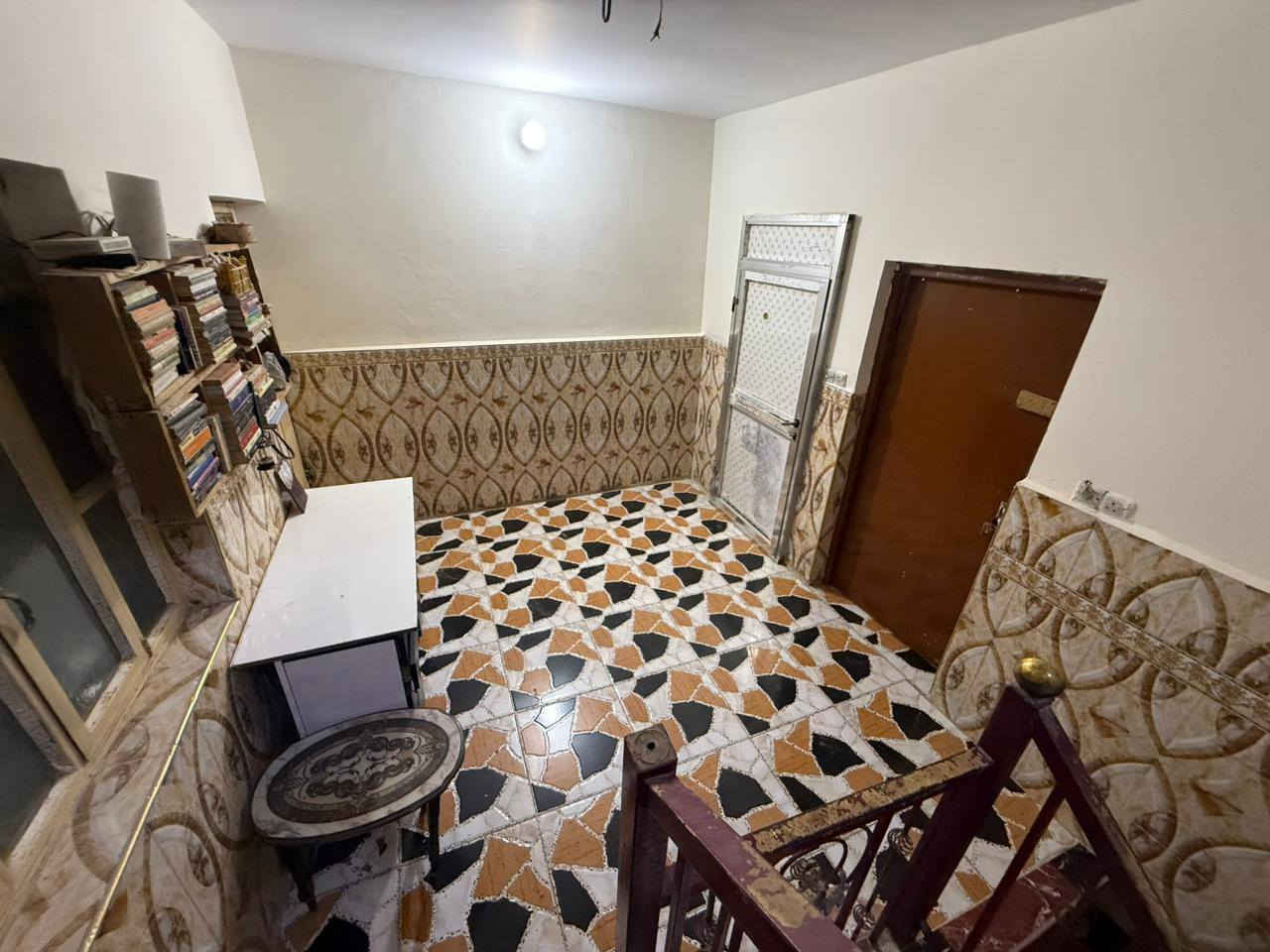 السلام عليكم بيت للبيع ..  100متر الشعله شارع ستين  مقابيل شارع ابو طياره .. الطابق الاول غرف نوم واستقبال وحولي جبير ومطبخ وحمام تواليت خارجي .. الطابق الثاني غرفه نوم وحولي وحمام وصطح مطبك كاشي بي مساحه غرفتين .. الطابق الثالث سيوت سندويج معه صطح وسقيفه البيت مناقصة اي شي فقط واجهية يحتاج لبخ .. ***********
