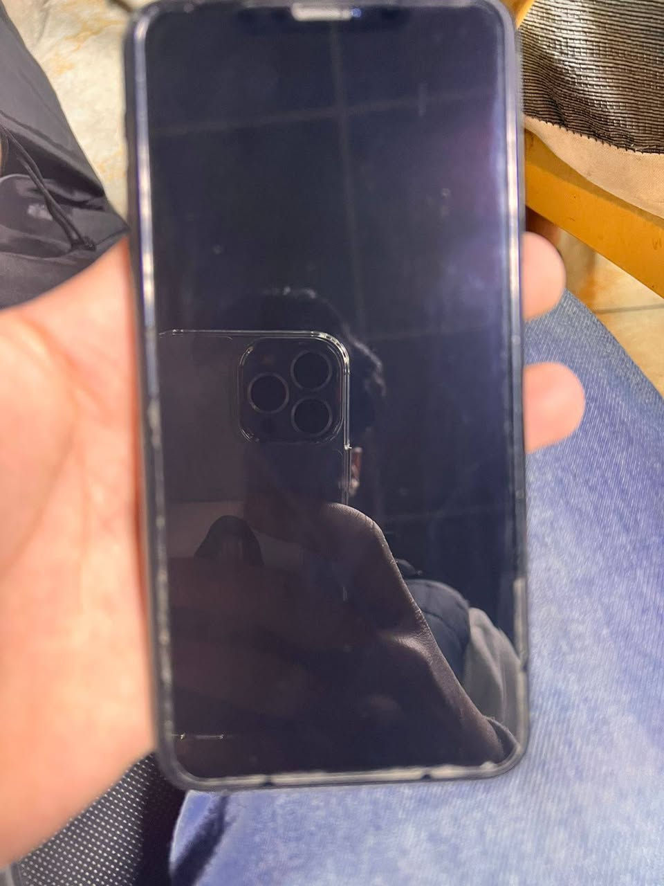 سلام عليكم جهاز ايفون 11 برو ماكس جهاز نضيف بطاريه 79 بلادي ما مفتوح بي بس هاذ لكسر لبل ضهر *********** عنوان حيور سعر 350
