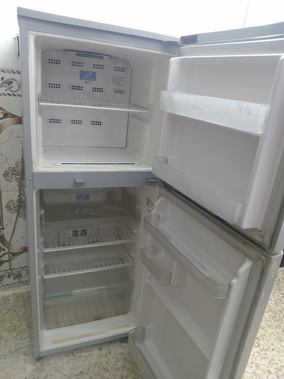 ثلاجة للبيع حجم 14هيتاشي تبريدهة بخار السعر 85 الاتصال على الرقم ***********
