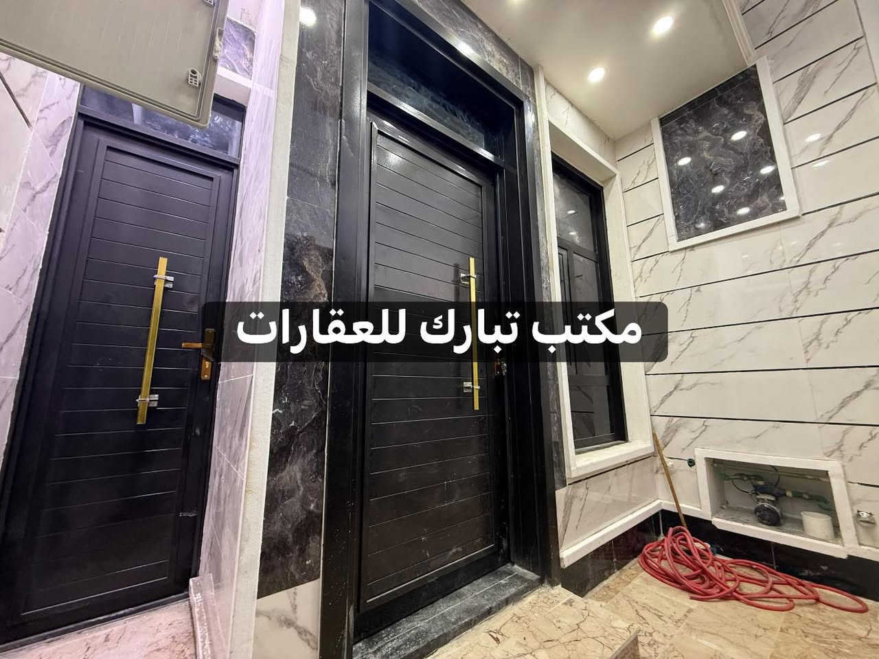 الدار للبيع 🏡 السعر 245 مليون وبي مجال 💵
الشعب شارع الاسواق المركزية الضباط الكويتي موقع جيد 
المساحة 84 م 
الواجهة 4 م 
النزال 21 م 
حائط مستقل 
يحتوي الطابق الارضي على كراج صغير
الدار مدخلين 👌👌
استقبال ومطبخ حار وبارد ومنور وخدمات وغرفة نوم
ويحتوي الطابق الثاني على غرفتين نوم وخدمات ومكان غسالة وبيتونة كبيرة
وسطحين 
(للاستفسار اكثر يرجى الاتصال على الرقم 
متواجد هذا الرقم على الواتس اب والماسنجر (*********** )
او على الرقم التالي ***********
او زيارة مكتب تبارك للعقار والمقاولات الكائن في شارع الاسواق المركزية قرب مطعم ميامي
