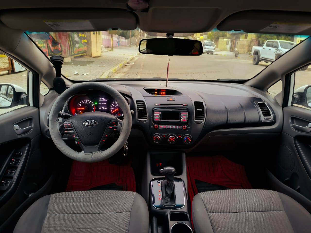 السلام عليكم كيا فورتي مديل 2018 وارد امريكي حادثها باب الصندوق فقط  سيارة كفاله من صبغ فقط هلالات الخلفية وسونار مرفق كير it مكينه دوش ٢٠٠٠ مامفتوحة  صدر جديد رقم بغداد بأسمي سعرها 128 وبيها مجال *********** وغير متواجد عل فيس
