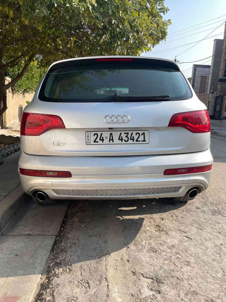 السلام عليكم للبيع
 Audi Q7 S-Line 2012 
السيارة نظيفة وفول مواصفات عدد المقاعد 7 راكب 
المكينة 6 سلندر سوبرجارج ٨ نمر 
تبريد تدفئة ٣ قطع منفصل
السقف سلايد روف 
كامرة خلفية و شاشة 
السيارة تجي بصمة و سويج 
وبلصور موضح بيهة ضربة خفيفة بلجاملغ الخلفي
وبعد بيهة مواصفات خير من الله مكاني بغداد حي الجامعة
السعر 130 ورقة وبيها مجال مال بيع
رقم الهاتف ***********
