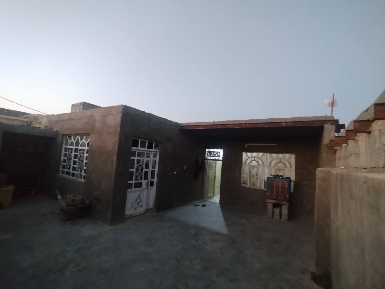 بيع مستعجل
200 متر للبيع غرفتين وصاله ومطبخ وتخاريج داخل وخارج واستقبال ناحيه الرضويه السعر  40
***********
