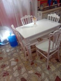 ميز طعام • للبيع