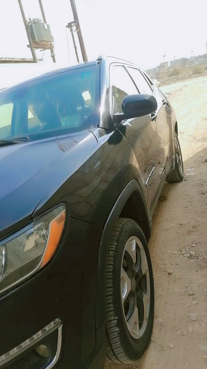 للبيع سيارة جيب كومبارس موديل 2018 السيارة وارد امريكي حادثها فقط بنيد وجملغ الدعاميات صبغ تكمه جهت السائق صور الحادث مرفقة بالمنشور ماشيه  86  دواخلها جلد نظيفة جداً السيارة فئه لمتد فور ويل علماً ان السيارة تمتلك عدة انظمة قياده 
.القيادة على الوضع الجبلي 
.القيادة على الوضع الانزلاق
.القيادة على الوضع الجليدي 
المواصفات 
بصمة تشغيل عن بعد 
دخول ذكي تبريد تدفئة كشنات 
كشنات كهربائية تحكم ستيرن كهربائي
هاند بريك كهربائي
تبريد قطعتين امامي وخلفي 
رقم السياره جديد انكليزي مميز
مشروع وطني 
السعر ١٢٥ بيه مجال بسيط 
عنوان السياره مركز الديوانية 
الرقم *********** واتساب
