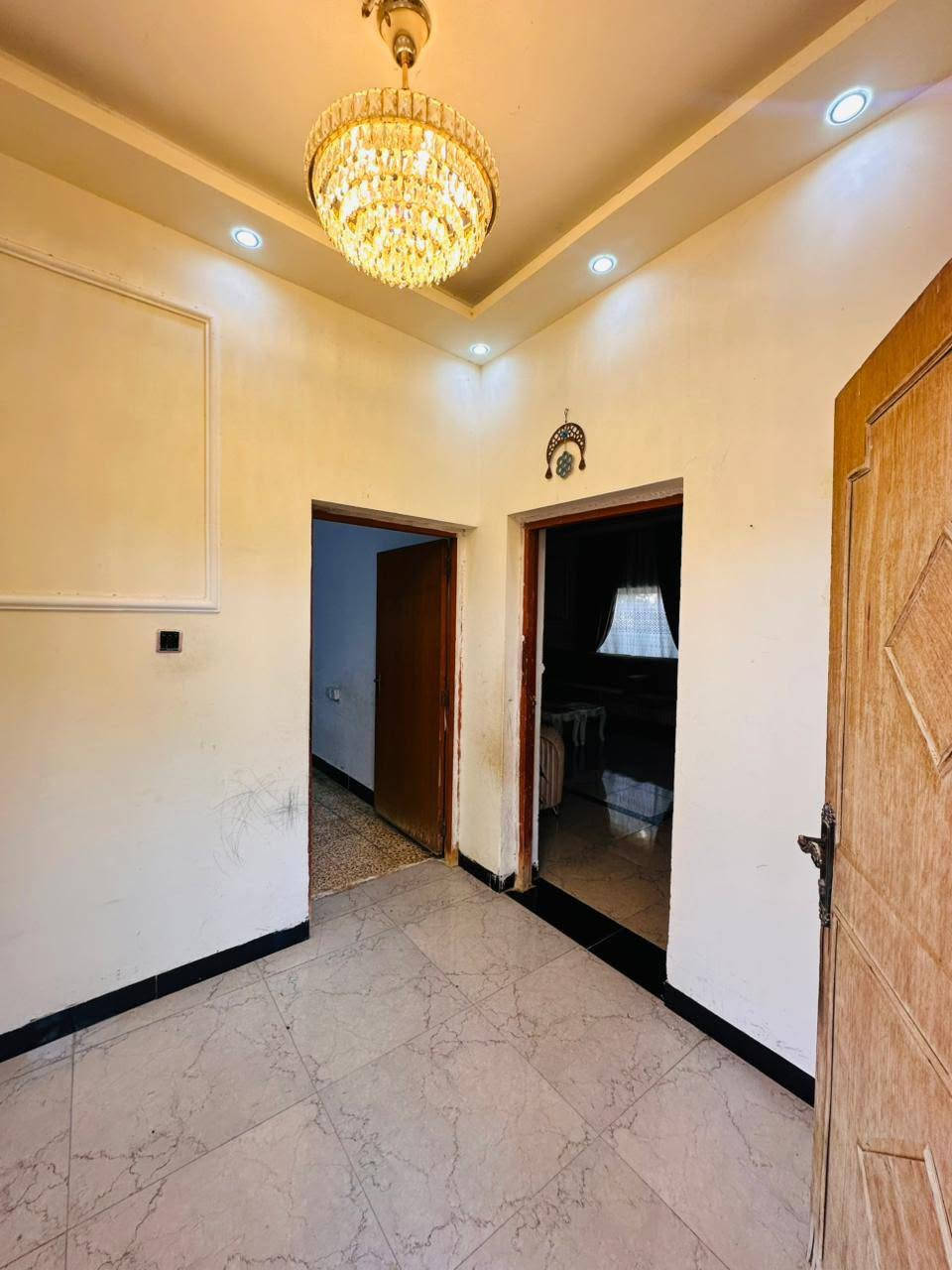 السلام عليكم بستان 2 دونم (ملك صرف) مع بيت 300 م متوفر جميع أنواع الفواكه والنخيل ابار ماء عذب عدد2 ابي غريب طريق التله تبعد عن العامريه 15 دقيقه باسمي فتح بيان ثاني يوم في طابو أبو غريب متوفر جميع الخدمات كهرباء وطني مولد ذهبي مي اساله بوري الابي بداخل البستان تبليط لحد البستان للاستفسار واتساب *********** أو *********** يباع البستان كامل مع البيت

