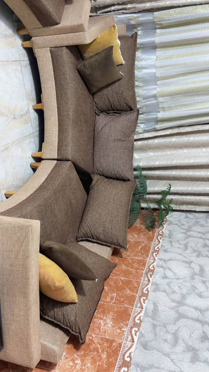 سلام عليكم تخم حديث تصميم حلو مرتب تركي خشب زان الأصلي شرط الفحص قماش أصلي وجديد بدون أي شك أو زرف أو عيب بلقماش الصور اليوم أخذتها ولله العظيم مثل ما منشور هوه تجي وتشوف بالنسبه للسفنج مالته ضمان مفتوح الك مو عراقي شرط الفحص ماخذه غالي كلش ولما يعرف قيمته ميفيده لأن مو تخم عراقي هذا ولا سفنج عراقي وينزل وره كم سنه (٧)مخدات كبار بي أو كوشات تسموهن و (٨) زغار أخو الجديد وجبير ومريح بلكعده مالته مكاني بغداد بوب الشام فوك من الشعب شويه سعره (٦٠٠) ألف وبي مجال أن شاء الله رقمي ‏‪***********‬‏
