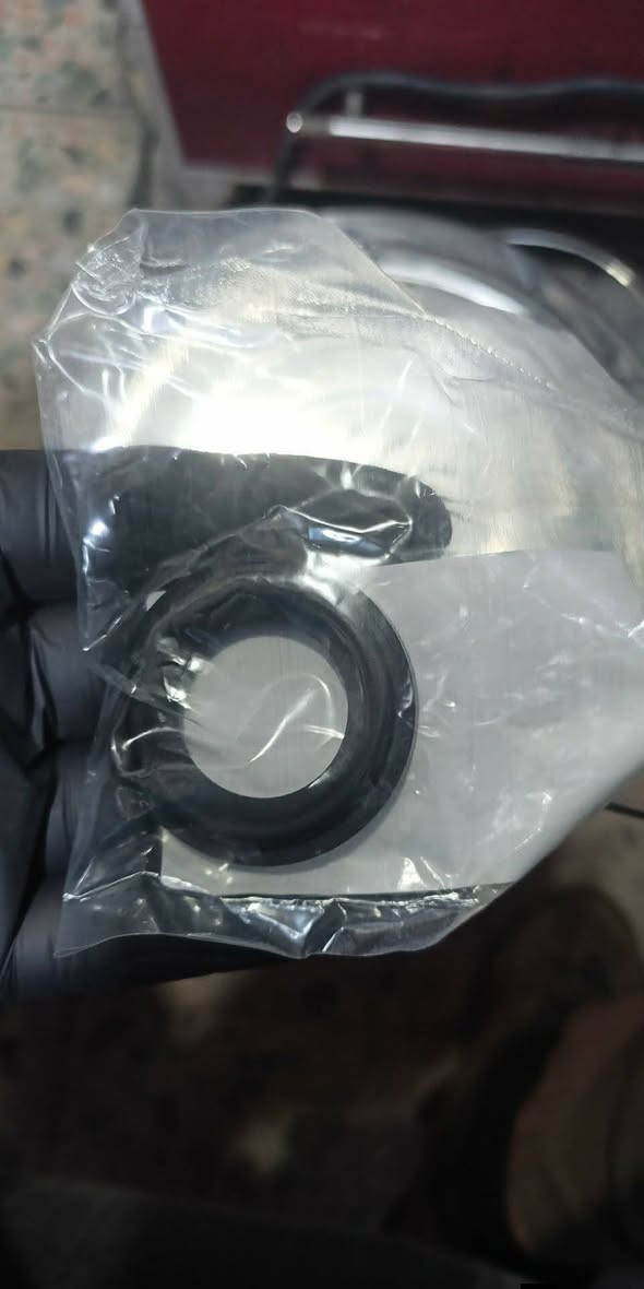 جماعة ال K5
محرك ال 1600 تيربو 
العدهم نضوح وعبالهم صوج قبق الولفات
والصحيح هو دائما يصير النضوح من المكان المأشر عليه بالصوره
والحل هو تتبدل چبنه يم الفيتر بدون
فتح قبق الولفات
والچبنه متوفره يمي جديد وكاله اصلي 
تفاصيل اكثر ***********
واتساب
