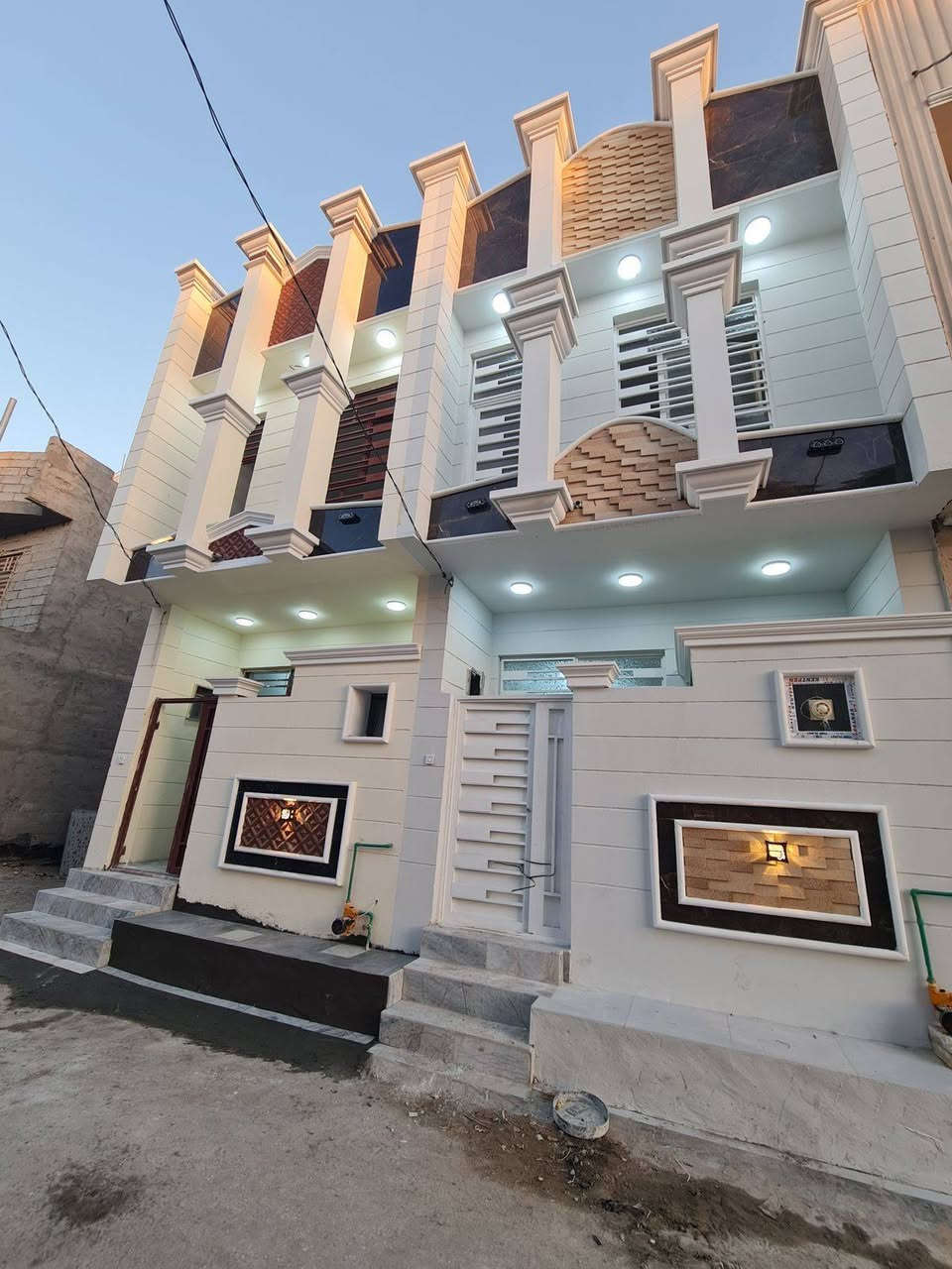 ⚜️  #للبيـــــــع في كربلاء ⚜️
✅ دار سـكـــــــــني   //   حديث درجة اولــــــئ

🔴 تفاصيل : العقار

🔴 المساحة : 50م

🔴 الواجهة : 4.500م

🔴 طابقين :

🔴 الملكية : طـــــــــــابو  ملك زراعي 

🔴 موقع جداً  راقي وهادئ وكافة  الخدمات متوفرة

🔴 تبليط +  صرف صحي  +  كهرباء  +   ماء  +  

🔴 #قيد_العمل_تسليم_مفتاح_كامل_زيرو

✅ طابق الأول

مدخل واحد  + صالة ضيوف + مطبخ واسع + مناور + صحيات عدد  1  + استقبال عدد 1

✅ طابق الثاني 

غرف النوم عدد  1  +   صحيات عدد  1    +   بيتونه  

+ سطح

⚠️ العنوان 

         كربلاء   //   حولي مستشفى الكفيل //   منطقة  حي الفتح

      مربع  الثاني خلف تاج مول 

_

إذا لم يناسبك هذا العقار، لدينا خيارات متنوعة 

تشمل منازل، وأراضٍ تناسب جميع الأذواق.

________

#لمعرفة ../    السعر #اكتــب   رقم   (  1  ) 

     

🟣👈  (   ليأتي  أليك  الرد  برسالة خاصة  📩   )

((  تعامل والتفاوض مع #صاحب  العقار   حصراً  ))

____________________

  زبائننا  الكرام بكم نرتقي ونتشرف بزيارتكم 

احصل على منزل أحلامك معنا، نحن مكتب عقاري 

موثوق ومتخصص في تلبية احتياجاتك السكنية

لاتتردد في زيارتنا او الاتصال بنا 

___________________________

للاستفسار أي سؤال ___________ الأتصال على 

الرقم 

( *********** )        

⁨

#دمتم__في__رعاية__الله
