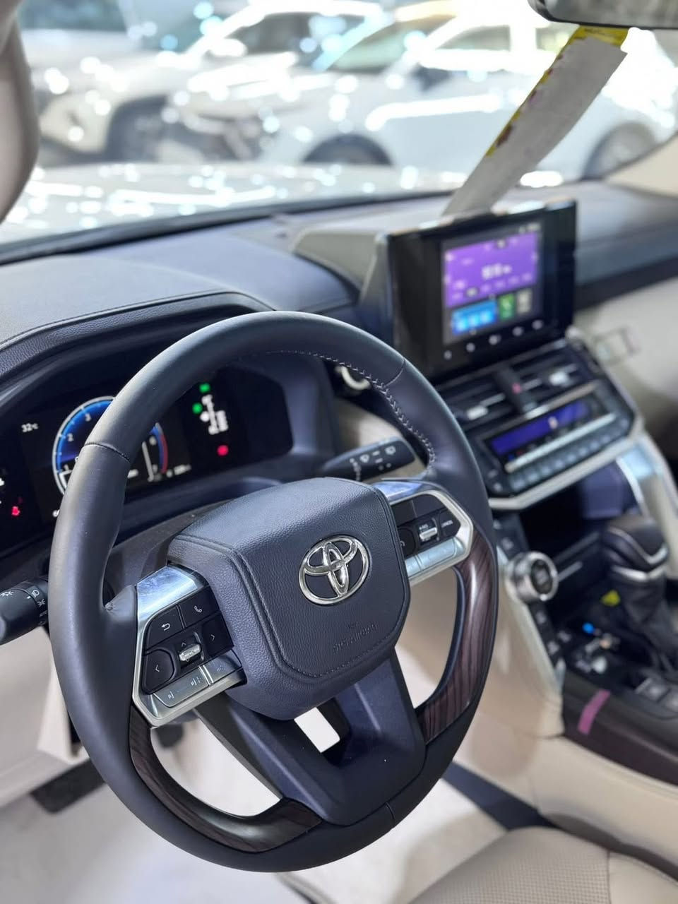 السلام عليكم
سياره للبيع فقط 
النوع :لاندكروز gxr 
لون :أبيض  لولؤي
الموديل:٢٠٢٥
الفئه :ساز وبعدها بضمان الشركة 
ماشيه:5100
الموضفات :
معروفه مواصفات الgxr
المحرك:4000
ناقل الحركه:١٠ سرعات اتو ماتيك
خزان الوقود:110
مقاعد جلد 
تدفه + تبريد 
شاشات عرض متقدمه ٣ شاشات
انضمه سلامه مساعده
تشغيل عن بعد 
صندوق كهرباء 
رادار - مثبت سرعة
حساسات امامي خلفي 
مغلفه السياره ppf امريكي الاصل 10سنوات ضمان
الجامه الامايه عليها درع للحمايه 
الداخل مغلف ارضيات جلد تايوان
كفاله عامه السياره 
السياره رقم بغداد : 
رقم مميز ❗️6️⃣0️⃣7️⃣0️⃣
السعر :- 75600
العنوان :بغداد حي الخضراء 
للاتصال : ***********
