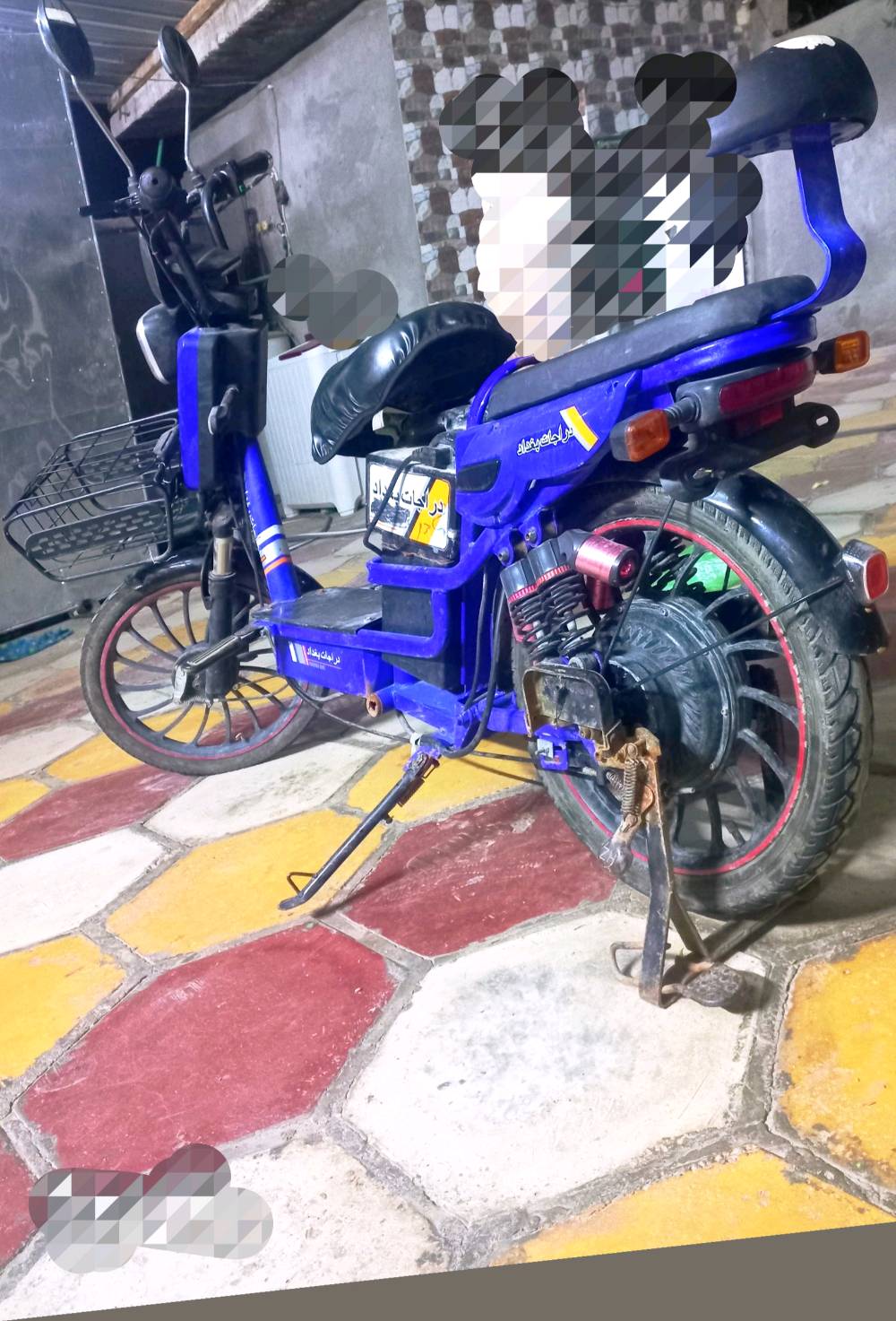 سلام عليكم دراجه شحن استعمال متوسط حالته ممتازه مواصفات
. تجي ب 6 بطاريات 12V يعني 72V 
. سرعتها 40  بطاريات قوية و تحمل وزن 150 تمشي 35 
. ملف الدفع 680 W 
. بيها هورن ولايتات شغاله و عداد سرعه 
.   4  سرعات 
سعر 300 الف و بي مجال 
... و اي شي ثاني بل صور اواستفسار  رقم واتساب 7766614803 مكان ناصريه قضاء النصر