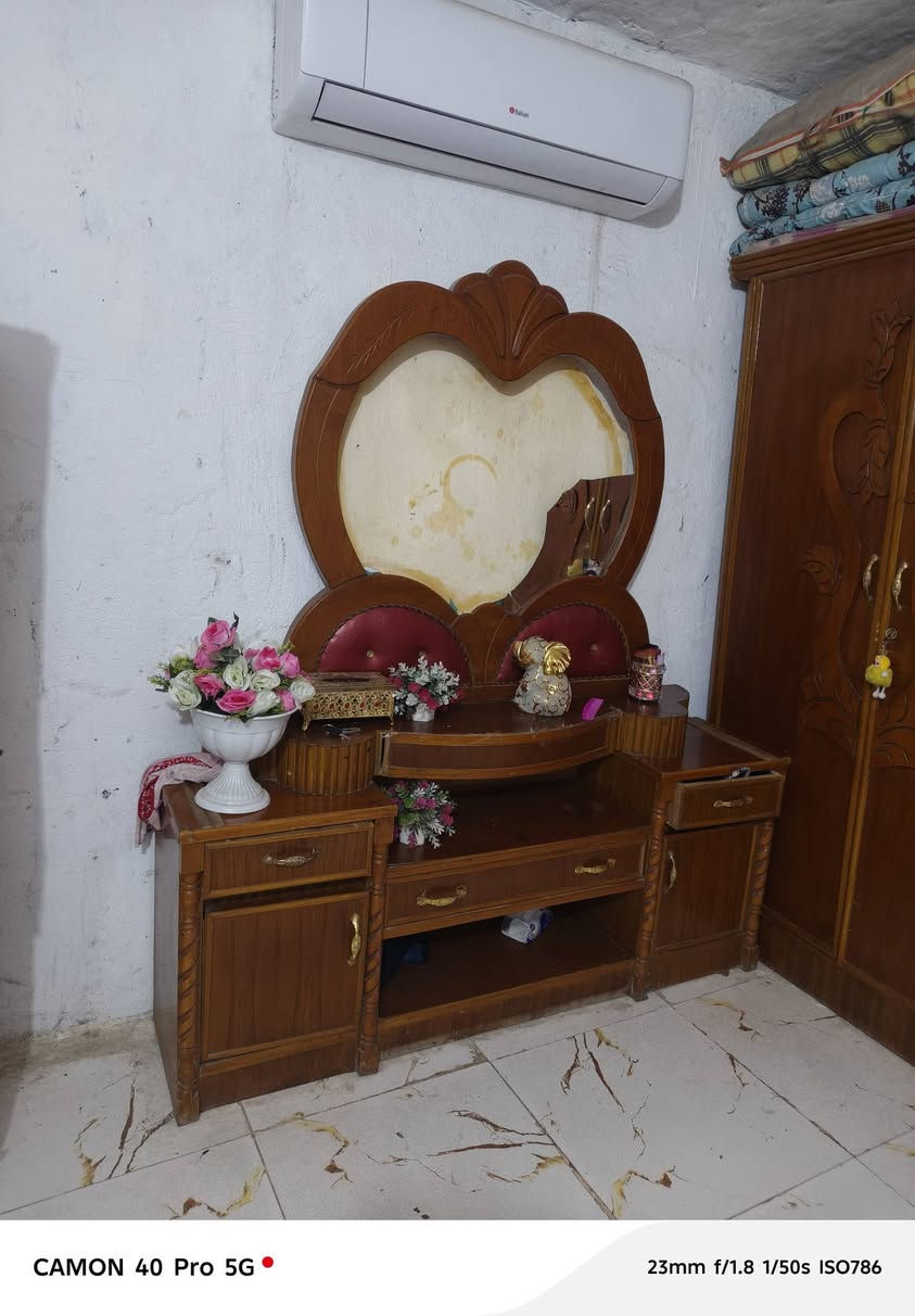 السلام عليكم غرفه لبيع خشب  خفيف مو تزكام عن الحلال وحرام شوفت عينك الميز النرايه عوزه مرايه سعرها 600  متوفر واتساب *********** ميسان
