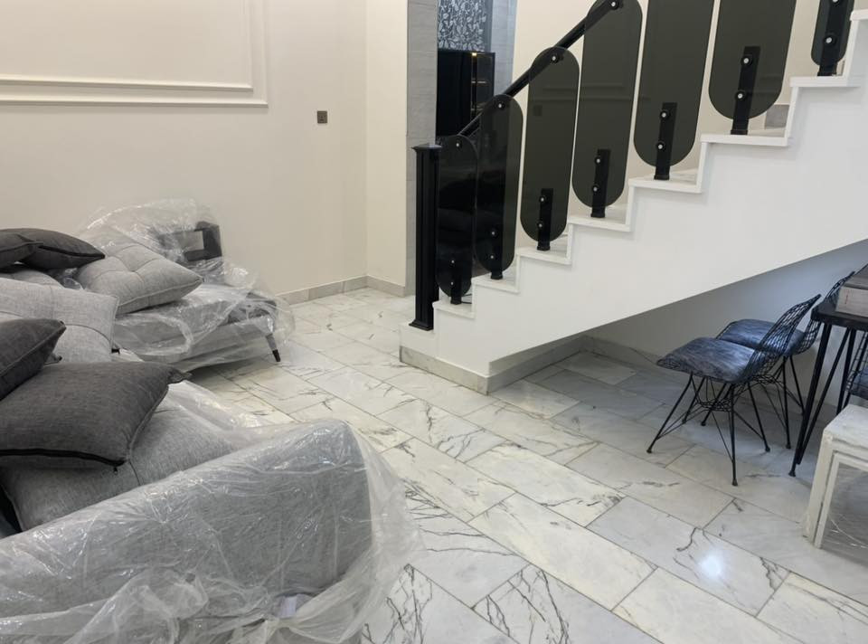 السلام عليكم
الدار للبيع مساحة 80 متر زراعي العبيدي

مجاور الاثوريين ومجمع ايادي كاردن ستي 

سند 25 ملك صرف حق التصرف قرب اسواق ابو ياسر شارع 8 متر 

 الواجها 5 متر والنزل 16 متر مدخلين 

الطابق الارضي استقبال ممر هول مطبخ 

حمام منور 

الطابق الاول غرفتين هول حمام .

بيتونه وصطحين 

الارضيه مرمر للطابق الارضي 

بورسلين للطابق الثاني 

الواجها مغلفه بالكامل 

الدرج مرمر .البيت جاهز من كل شي 

المنطقه مخدومه تبليط ماء كهرباء انترنيت ضوئي

الاستفسار /***********
@إشارة
