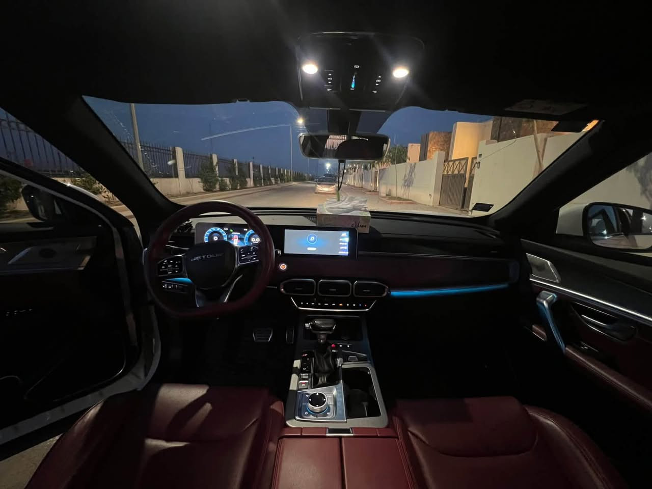 🛑 للبيع: جيتور X70 بلس (Jetour X70 Plus) - فئة Luxury موديل 2024
السيارة بحالة جيدة ، كاملة المواصفات، ومكفولة من (صبغ، بارد، حار). السونار مرفق مع المنشور.
الممشى: 51 ألف كم فقط.
الرقم: بغداد (بإسمي والتحويل مباشر).
الموقع: بغداد - زيونة.
💎 أبرز المواصفات والأنظمة:
السعة: 7 راكب (عائلية بامتياز).
التبريد: شاشه لمس ( قطعتين تبريد بـ 8 فتحات توزيع ) + ثلاجة .
الشاشات والكاميرات: شاشتين ديجيتال متصلة + منظومة كاميرات 360° مع رؤية فوقية (3D) + حساسات خلفية وأمامية.
الراحة والرفاهية: بانوراما قمارة كاملة | كشن سائق كهرباء | صندوق خلفي ذكي (فتح وغلق كهربائي) | 4 جامات أوتو | نظام كاربلاي (أندرويد + آيفون) مع منافذ USB.
الأنظمة الذكية: بصمة تشغيل وأبواب | ترحيب عند الاقتراب | فتح وغلق تلقائي | مرايا جانبية كهربائية (طي أوتوماتيكي مع إشارات بالمري).
🛡️ أنظمة الأمان ومساعدة السائق:
رادار تحديد مسار + تنبيه الخروج من المسار.
نظام النقطة العمياء (Blind Spot).
مثبت سرعة (Cruise Control).
هاند بريك دكمة (كهربائي) + نظام أوتو هولد (Auto Hold).
نظام مانع الانزلاق + وضعيات قيادة متعددة + وضعيات تحكم مختلفة بالستيرن.
وباقي المواصفات معروفه
💰 السعر وتفاصيل الاتصال:
السعر: 28 مليون (وبيها مجال ).
للاستفسار والاتصال المباشر: 📞 ***********
