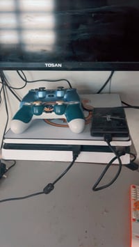 بلي 4 سلم مع يدات عدد اثنين  مهكر ذاكره 1 تيره نضيف الجهاز مع الكارتون...