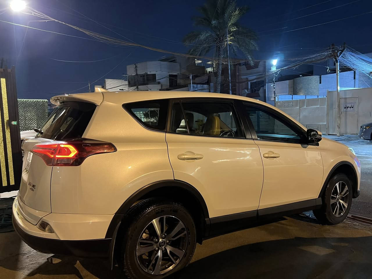 راف فور 2018
ساس لون صدفي محرك 2500 
رقمها بغداد محدث الجديد
ماشية 45 الف كيلو 
انارة لد امامي خلفي زنون
 تحكمات استيرن جهتين شاشة كاميرا
حالياً كاملة بدون نقص
ضررها بنيد وجاملغات امامية ودعامية والايتات الامامية 
بدون صبغ السيارة مبدله القطع مطابق لون وبجم مشدود الها مال لمتد 
حادث السيارة ضاربة باب بيت واكع عليها فأكو رصعات خفيفة متروكها على وضعها الرصعات بدون تصليح بداية القمارة فوك الجامة
للاتصال الرقم ***********
