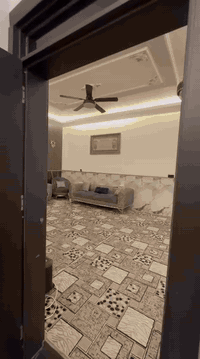 بيت للبيع المساحة 200 متر. 

العنوان الديوم منطقة ال 17 الف قرب التبليط ومجاور شارع 60 

4 غرف نوم 

والبيع مع الاثاث كامل والطاقة شمسيه 30 امبير. 

االسعر 200 مليون وبي مجال 

***********
