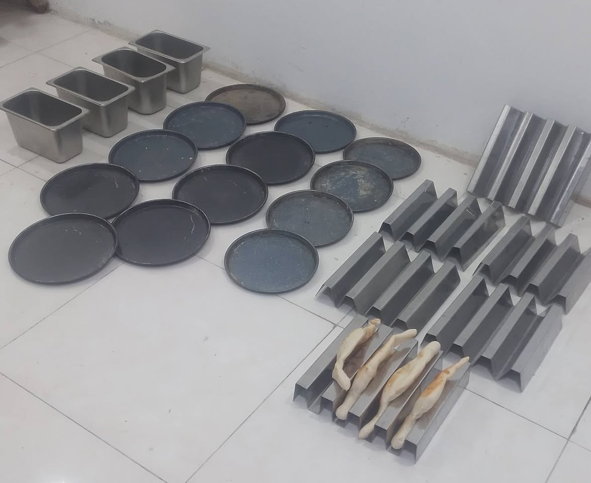 غراض مطعم نظيفات جدا للبيع...
صواني بيتزا عدد ١٣
بلانكات استيل عميق عدد ٤
مقاطع استيل ثقيل مال لفات عدد ٦
سعرهن كلهن ب  ٧٥  الف
بغداد الشعب ***********
موجود اتصال واتساب
