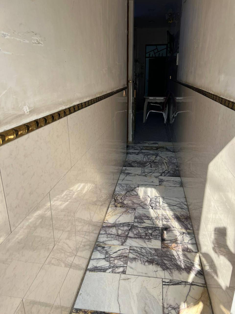 (دار للبيع  طابو صرف خلف سوق شلال شارع المختار)ثلاثة طوابق يحتوي على 4غرف نوم و٤حمامات  واستقبال ومطبخ   بناء حديث درجة أولى  ////***********مساحه ١٠٠ متر باسم صاحب البيت
