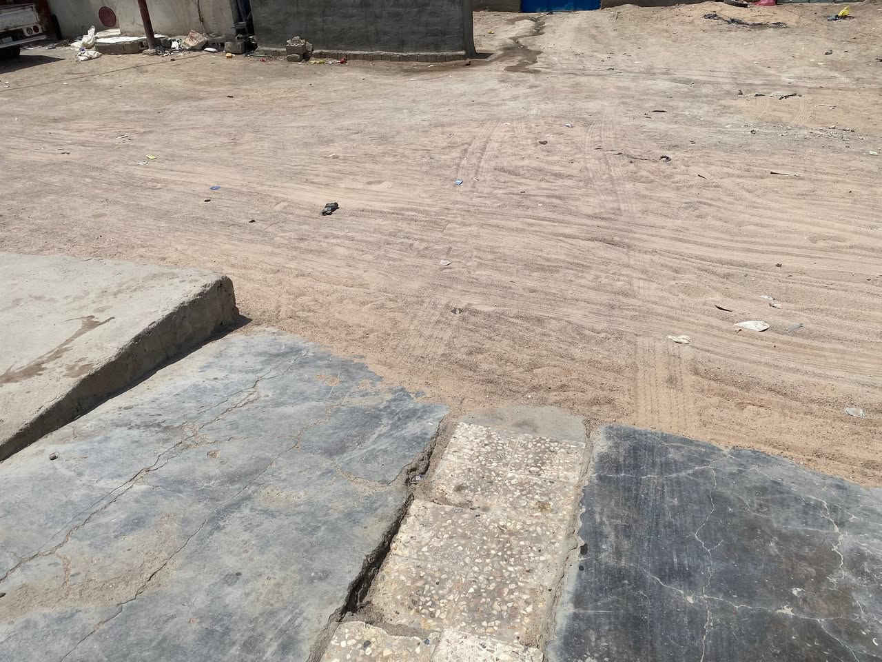 دار زراعي للبيع الزبير مساحه ٢٠٠بناء غرفه وديوان وبطبخ وصاله ماء اساله كهرباء خير من الله سعره ٣٠بي مجال للشراي متواجد واتساب ***********
