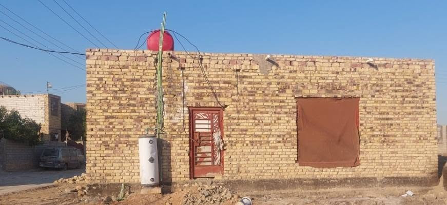 بيت نص كامل ونص الثاني هيكل المساحه 230 م ركن ع شارعين طابو زراعي سند 25  خلف ملعب السنبله يم الويرسي يبعد عن الشارع العام 100 م او اقل بي غرفه ومجمع صحيات ومنور كاملات لبخ وتئسيس ماء وكهرباء  وصبت الارضيه
 فقط الصاله والاستقبال والمطبخ عوزهن سقف. ذابلهن 30000 طابوكه موجودات ب بيت منطقه حلوه وموقع حلو للستفسار الاتصال ع رقم   ***********
