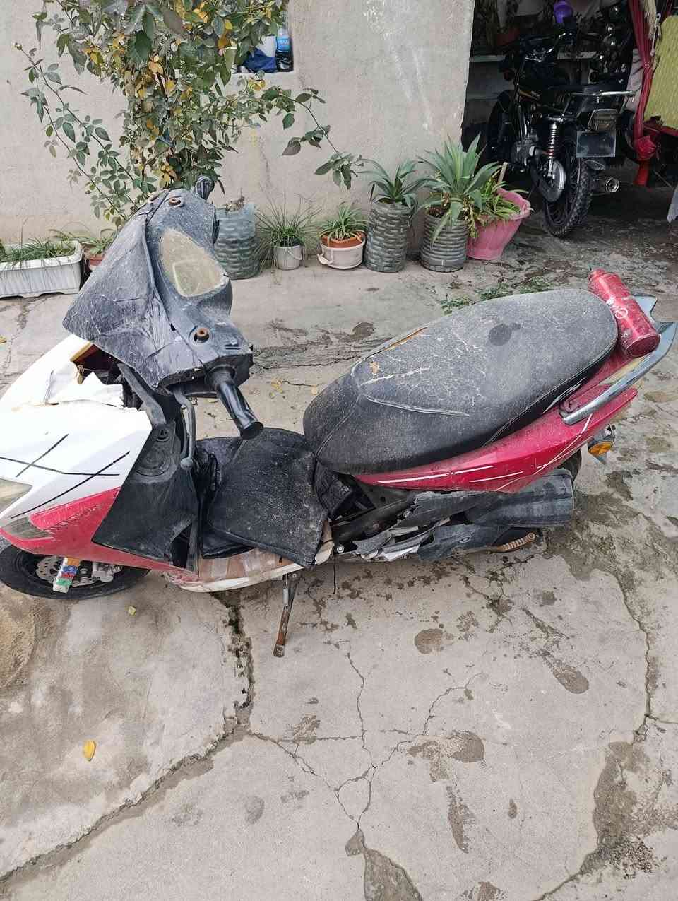 دراجه ماكس بومه متروكه ابيع كوم حديد تحتاج بس باتري 100 وبيها مجال ***********
