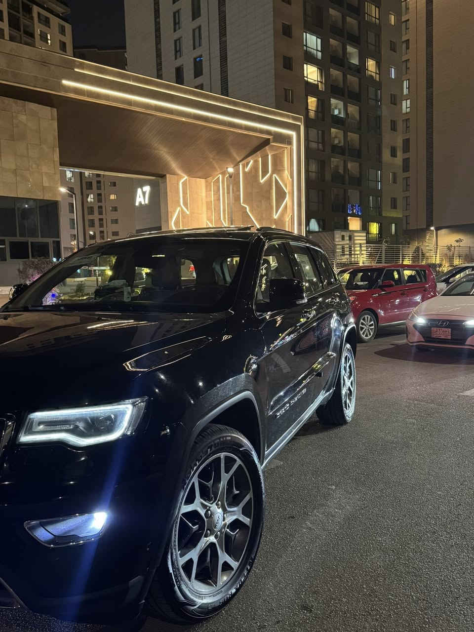 السلام عليكم جيب كراند شيروكي لمتد. خليجي موديل 2020 فول مواصفات واحد ع واحد مكفوله كفاله السياره شخط مابيها ماشيها 85 حقيقي السياره نضيفه بمعنى الكلمه تجي وتشوفها معروفه مواصفات لمتدد ***********
