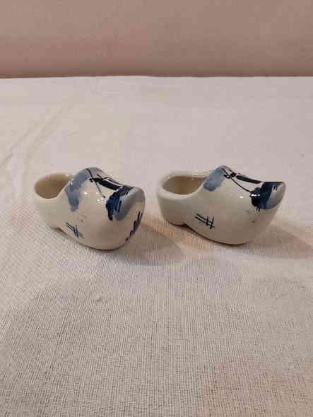 متوفر أكثر من 100 قطعة من مجسمات الأحذية بمختلف الأنواع والأحجام الخزفية والنحاسية والخشبية والحياكه  للبيع مفرد وجملة، للاستفسار يرجى التواصل على رقم واتساب ***********. التوصيل متاح لجميع المحافظات.
