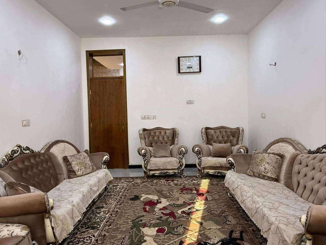 دار للبيع طابو زراعي سند 25 الموقع زوير الغربي قرب الملعب الخماسي المساحه 200متر مربع بناء حديث طابقين الارضي يتكون من صاله هول مطبخ حار وبارد وغرفتين نوم الطابق الثاني 3غرف نوم وهول مجمع صحيات عدد3 وكراج سياره للاستفسار مكتب النبل للعقار والبناء والهندسه *********** واتساب ***********
