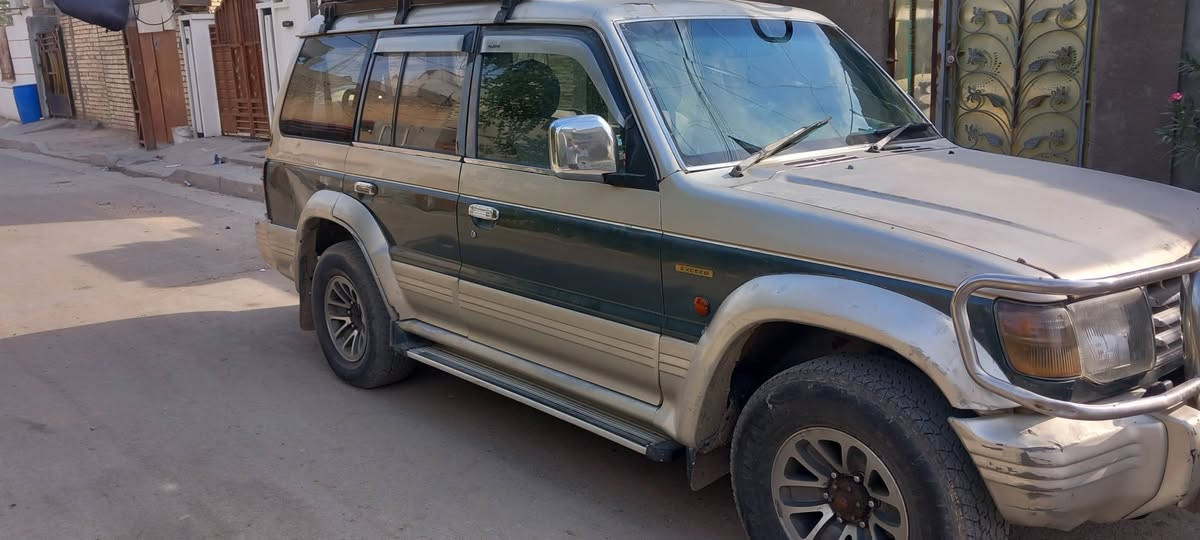 باجيرو ٩٨  باسمي 
محرك vvti لاتخبير ولا تنقيص
رقم انكليزي سنويه لغايه ٢٠٣١
دبلات نص عمر   
هزه جديده 
***********
