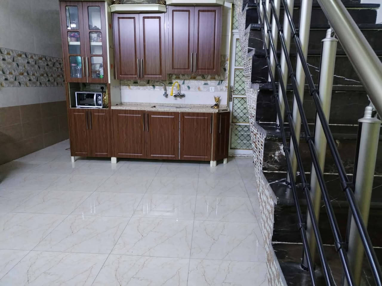 السلام عليكم
بيت للبيع مساحه 100 متر واجه 5 نزال 20 

بناء جديد ودرجه اولى 

3 طوابق 

الطابق الاول استقبال صاله غرفه نوم حمام ومطبخ حار 

الطابق الثاني غرفتين نوم حمام وصاله 

الطابق الثالث غرفه وحمام وصاله وصطح 

مكان البيت الأمين الثانيه قرب شبكه الكهرباء خلف مطعم الجوعان الفرع الاول 

تواصل عالرقم الشراي يتصل 

***********
