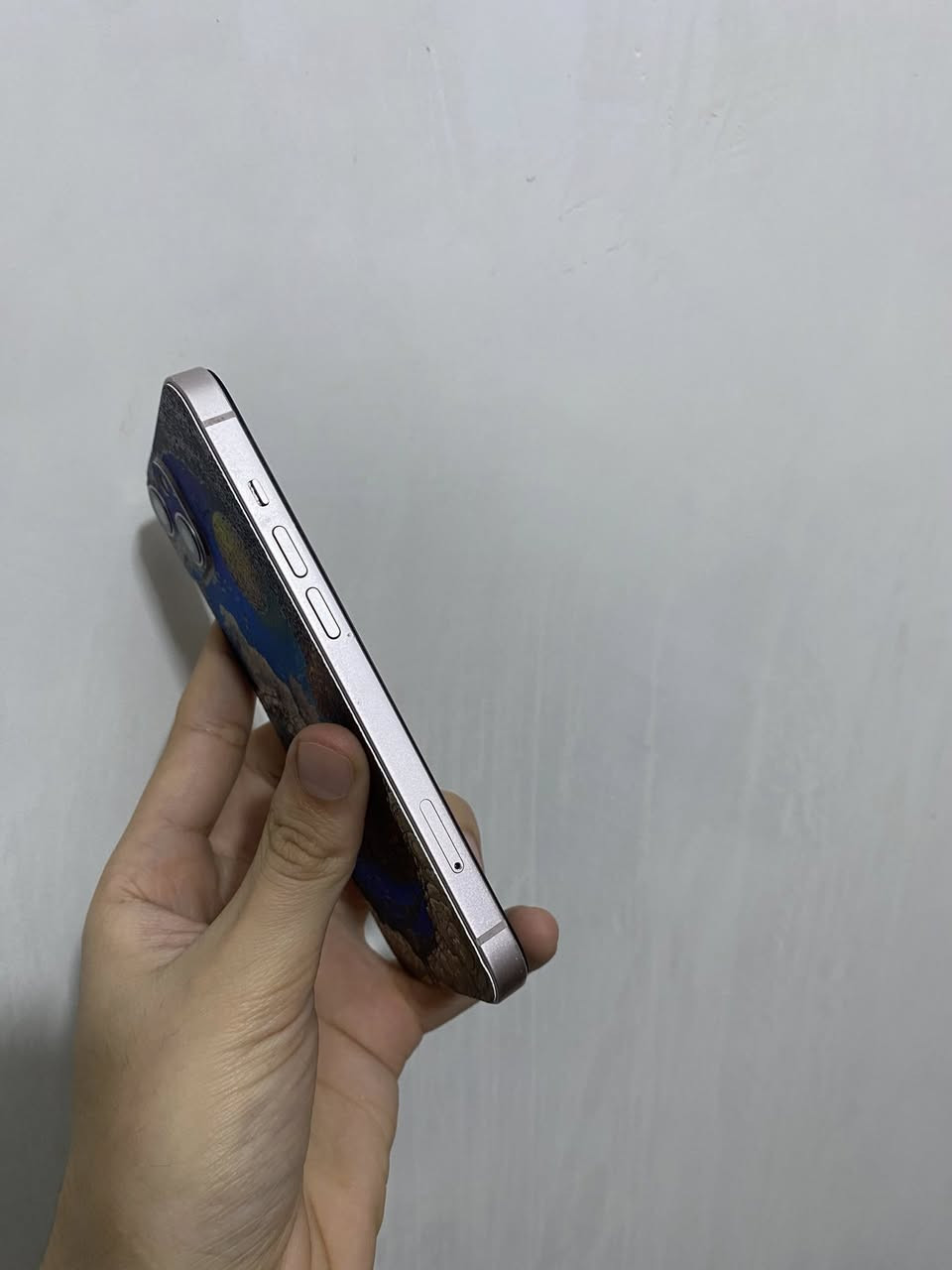 أيفون 13 مغلف 
ذاكره 256 
النموذج M
البطارية 92 بلادية
فيس ايدي شغال 
مستبدل شاشة اصلية فقط
 شاصي كلش نظيف كله شغال صوت اتصال نت 
السعر 350 وبي مجال 
عنواني بغداد مدينة الصدر ***********
