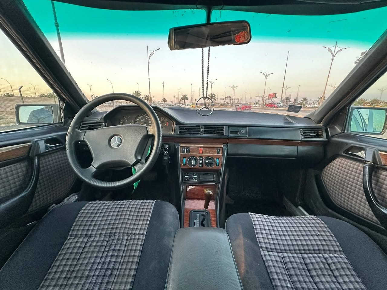 مرسيدس W124 /1992
رقم بغداد بسمي هزه جديده 2026
قواعد دبلات بلاد 
صبغ السيارة بلاد أماكن قليله مصبوغه بالجاملغ
كهربائيات كلها تشتغل فتحة طكتين
تبريد ثلج 
ABS فلنجات دسكات كله شغل جديد 
تخم تاير جديد 
عازل صوت وحرارة مشتغلها بيدي
محرك يابانيVVT 2500
السعر 68 ورقه وبيها مجال 
مكاني كربلاء ***********

