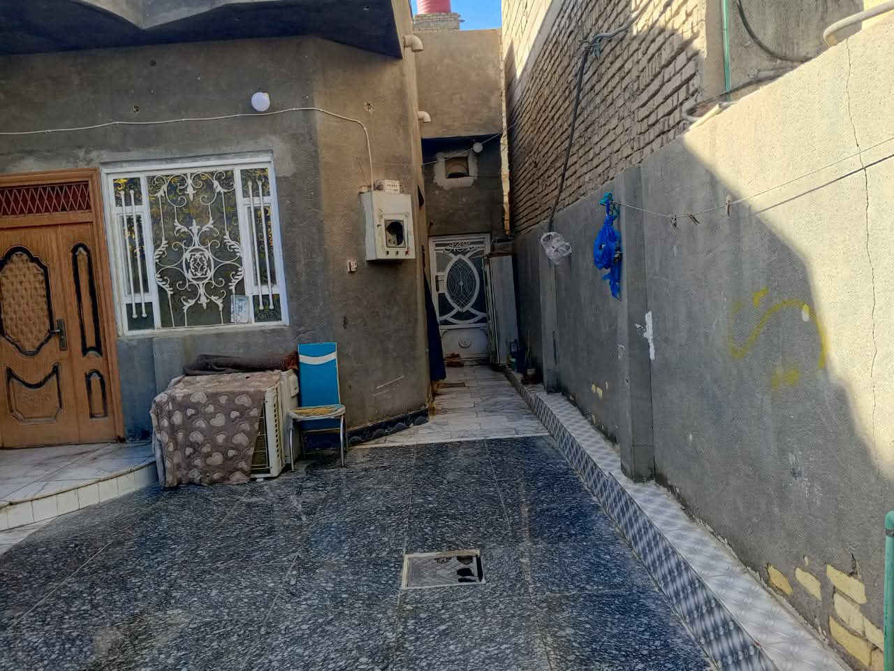 🏡 250 مساحه للبيع
يحتوي على غرفتين نوم صاله كبيره استقبل+ هول كراج سياره حديقه خارجيه  مطبخ حار + بارد صحيات خارجيه وداخليه !!!
العنوان📍 حي الحسين خلف جامعه العين 
بناء 2020 
 الستفسار. 📞.    *********** 
                             . ***********.
