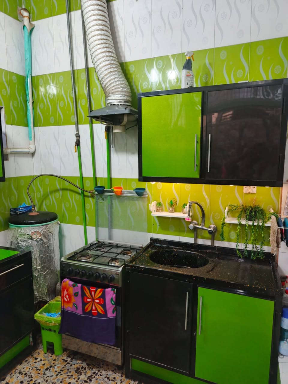 بيت للبيع
الموقع: منطقة الدسيم.المساحة: 100 متر مربع.بناء البيت: بناء طابوك.:غرفة نوم: 4 × 4 م.صالة: 5 × 5 م.استقبال: 4 × 5 م.الحمامات: حمام داخل الصالة + حمام خارجي.الواجهة: 10 × 10 م.المميزات الإضافية: ترك خلفي، سطح كامل "شتايكر"، درج "باية ومراية".الخدمات: كاملة (ماء، مجاري، كهرباء).العنوان بالتفصيل: الدسيم، قبل حسينية شيخ وهاب، مقابل أسواق أبو رضا.رقم الهاتف للاستفسار: ***********
