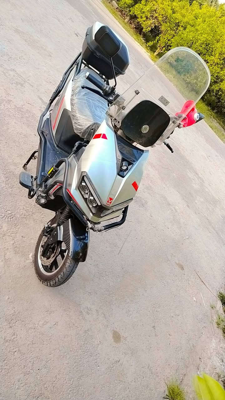 دراج شحن للبيع نضيفه ملف الفين بطاريه ليثيوم. سماعات ابلوتوث عاليه الجوده  اي ظربه مابيه نظيفه كلش  للتصال علا الرقم التالي. *********** اسم الدراجه اسكوتر كينج  الرياضي موديل 2025
