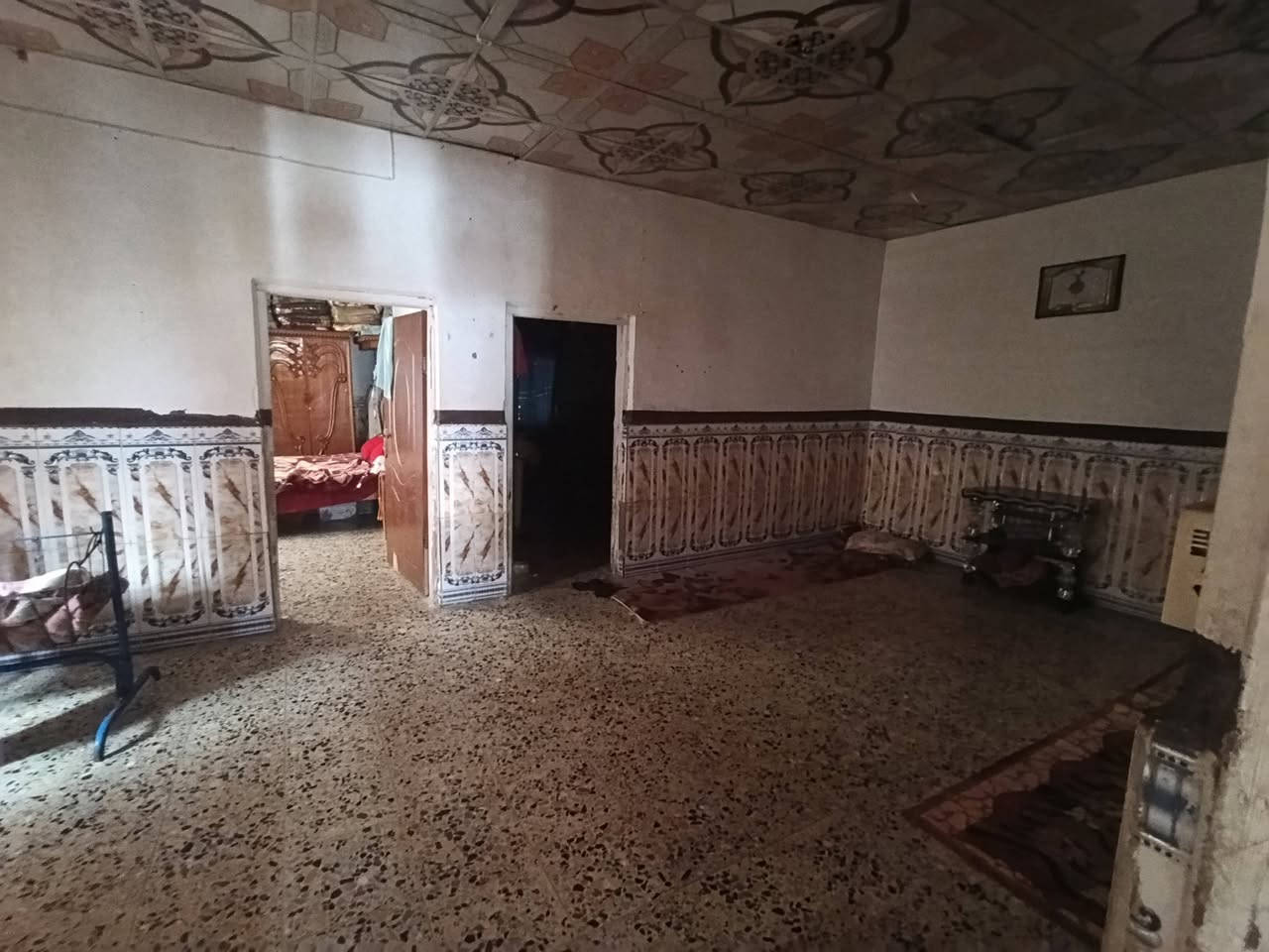 بيت للبيع ب شارع النفط مقابل كهوة بيت الطين قرب اسواق سيد علي  غرفتين وصاله ومطبخ واستقبال وحديقه وحوش كبير وترك كبير  الارضيه كاشي والجدران سيراميك وبياض بناء بلوك سقف شيلمان المساحه 250 مرقم بلديه يبعد عن الشارع 400 متر  ***********
