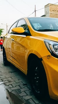 اكسنت مديل 2012  خليجي بدون حادث بس ماطره عليه حالوب يعني قماره وصندوك...