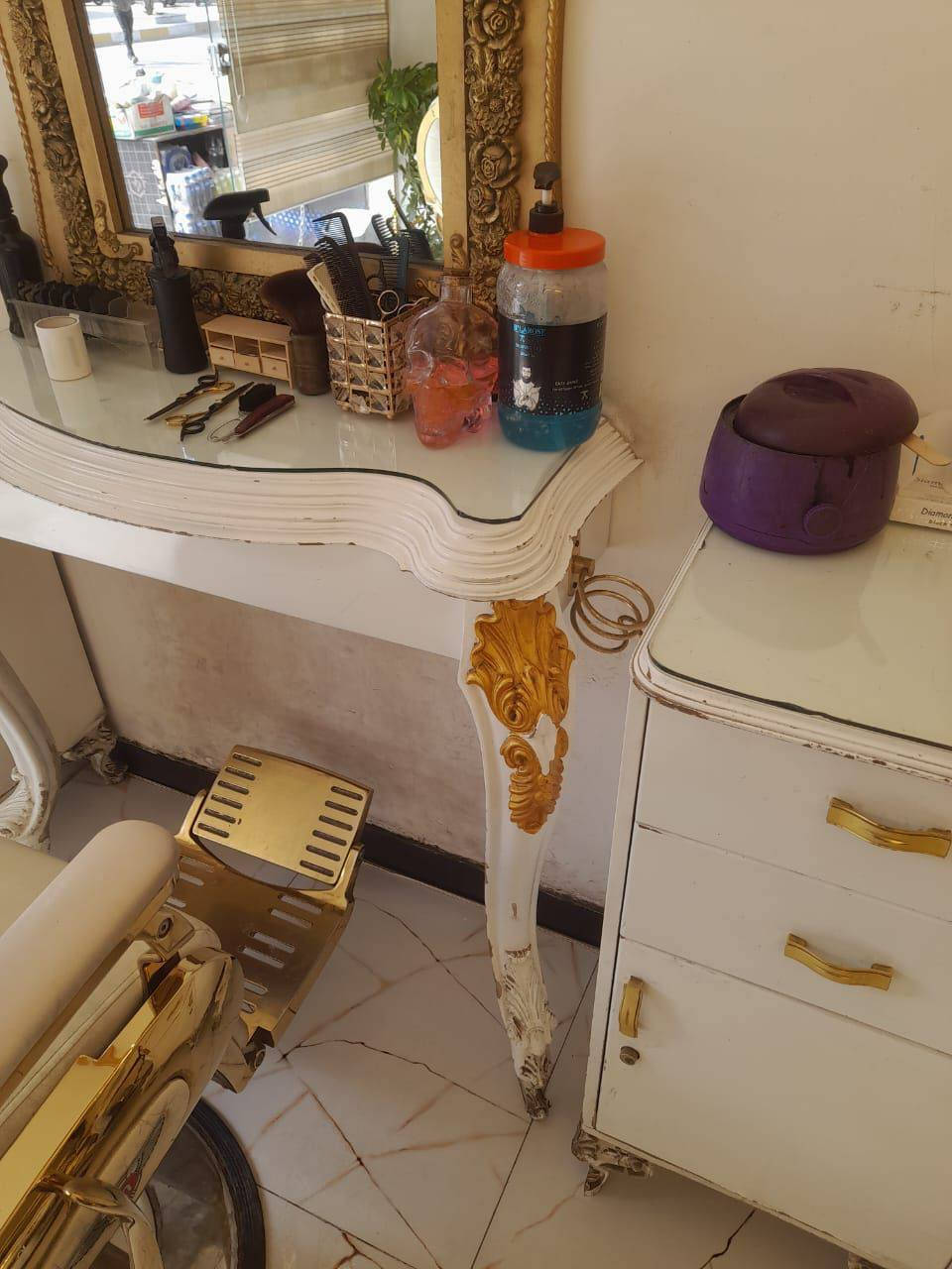 سلام عليكم ورحمه الله
ميز صالون ومراية وكومدي للبيع 
***********
