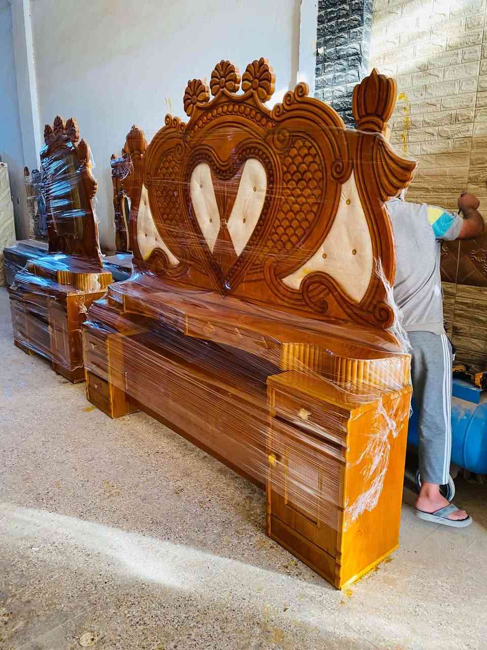 غرفة نوم عراقي مستخدم اخو الجديد وباسعار مناسبة شغل درجة اولى مرتب ضهر جرجوبة السعر 750 الف وبيها مجال للطيبين 
رقم الهاتف ***********
