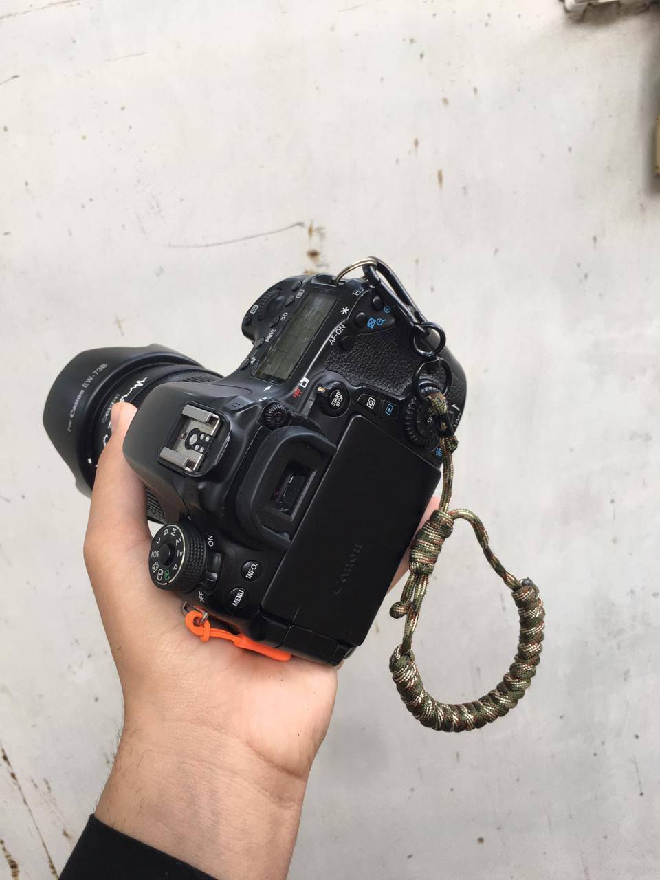 باكيج كامل Canon 70D – نظافة "جيس" وشغل مرتب 📸
لأهل الصنف والمصورين، عندي كاميرة Canon EOS 70D شخصية، الغنية عن التعريف، الكاميرا نظيفة جداً (اخت الجديد) وشغالة 100% بدون أي نقص أو عيب.
المواصفات والملحقات:
البودي (Body): كانون 70D، البودي نظيف كلش ومحافظ عليه.
العدسة: Canon EF-S 18-135mm IS STM – العدسة "الجوكر"، تفيدك بكل شيء (بورتريه، زوم، لاندسكيب) وبيها مانع اهتزاز وفوركس صامت وسريع.
البطارية: الأصلية (LP-E6NH) تعمر وياك وتصمد بالشغل.
الشاحن: الأصلي مال الشركة ويا الكيبل ماله.
الإضافات:
هود (Hood) للعدسة (حماية وشكل احترافي).
حزام يد (Hand Strap) باراكورد شكل مميز وقوة ومتانة.
حقيبة (G-RMA) احترافية، مبطنة ومقسمة من الداخل تحمي الكاميرا والعدسات.
غطاء الحماية للعدسة وللبودي.
السعر خاص .
***********
