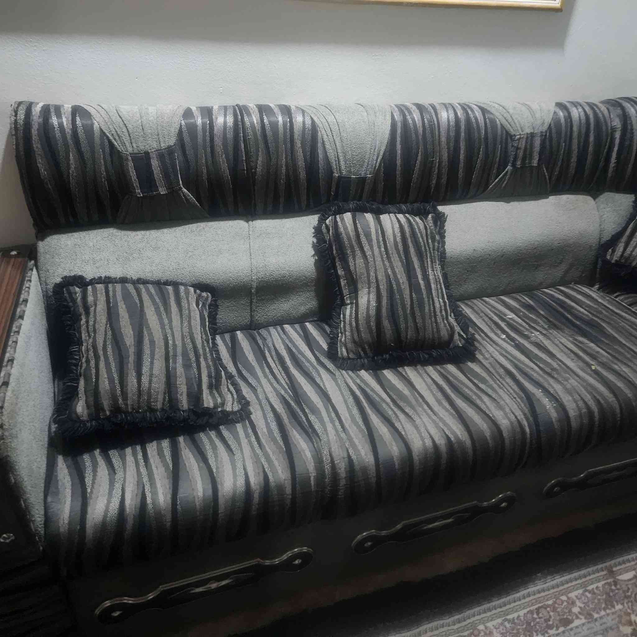 السلام عليكم
ديوان مستعمل نضيف تكمله 14 متر 
المراسله خاص


**إذا كنت صاحب هذا الإعلان وتريد حذفه لأي سبب، رجاءا أرسل رسالة إلى الدعم الفني**