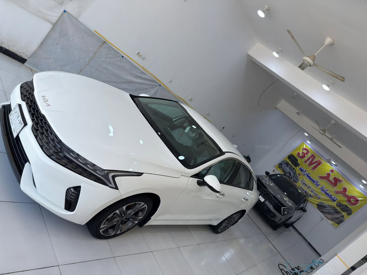 السلام عليكم
كي فايف  2023 وارد خليجي مكفول عامه 
لون ابيض 
نص فول 
تشغيل عن بعد 
بصمه 
محرك 2000
داخل شامواه 
بعدها بلايلون الوكاله 
ويل 18 
ماشيه 46 
رايدها 215$ وبيها مجال قليل
مكان العماره ميسان 
لتواصل ***********
