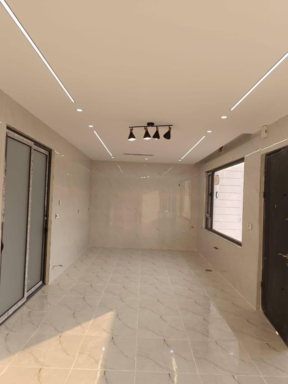 (خانووی تازە بۆ فرۆشتن لە سلێمانی لە گەڕەکی بەختیاری)
خانووەکە زۆر جوانە
تازە درووست کراوە
فوول مواسفاتە 

شوێنەکەی خۆشە
بەردەمی بەتاڵە
نزیکی جادەی عام و بازاڕ و خەتی پاسە 

مساحەی 105متر
ڕووکنە 

دوو قاتە بۆ دوو ماڵی جیا دەبێ 

قاتی یەکەم (هۆڵی دانیشتن و مەتبەخ، دوو ژووری نوستن، حمام و توالێت) 

قاتی دووەم (هۆڵی دانیشتن و مەتبەخ، دوو ژووری نوستن، حمام و توالێت، باڵکۆنی) 

تێبینی: خانووەکە دیکۆراتی جیاوازو بێ وێنەی بۆ کراوە ، وە سیستمی شۆڤاژو دەکتی موبەریدە و زۆر مواسفاتی تری هەیە 

سعری 13 دەفتەرو 25 وەرەقە وە مجالی تێدایە

تلفون ***********
.............................................................................
(دار للبيع في السليمانية في حي بختياري) 
البيت الجديد، ماالمستعمل
فول المواصفات 

موقع مميز
صاير علی الحديقة
قريب من الشارع العام 

المساحة 105متر 

مكون من الطابقين
يجوز للعائلتين 

الطابق الاول (صالة معيشة، مطبخ بارد، مطبخ حار، صحيات، غرفتين نوم) 

الطابق الثاني (صالة معيشة، مطبخ بارد، غرفتين نوم، صحيات، بلكونه) 

السعر: 13 دفتر و 25ورقة، قابل للتفاوض

للمزید من الاستفسار الرجاء الاتصال بالارقام التالیة 

هاتف، واتس اب، فايبر ***********
