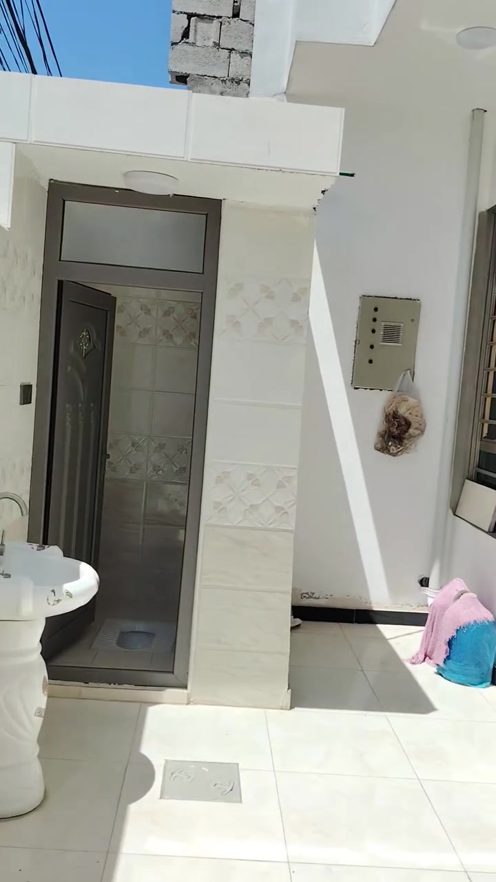 بيت البيع مساحه ١٥٠ متر يتكون من قرفتين وصاله وحمام ومناور عدد ٢ واستقبال وصحيات بيتونه بيت بناء حديث سند ٢٥ طابو زراعي جز ول سنتر الحولي متوفر ماء كهرباء مجاري نت ضوى تبليط يبعد عن شارع ١٠٠ متر اتصل ودلل ***********
