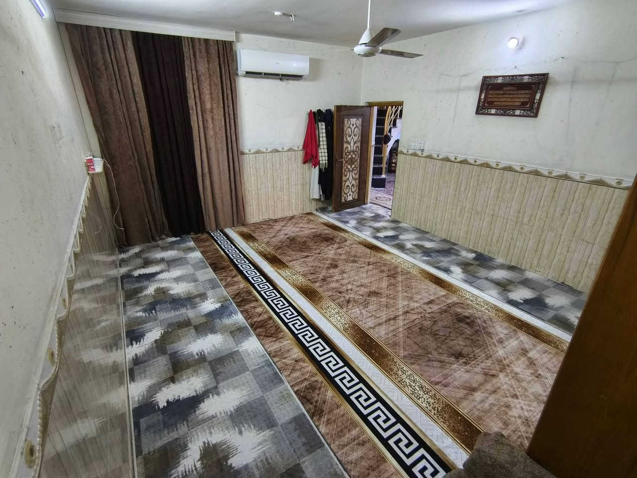 🏛 دار سكنية للبيع – طابو صرف

(السعر  325 وقابل للتفاوض) رقم صاحب الدار 
*********** واتساب
*********** رقم الاتصال  

📍 الموقع:
بغداد – جسر ديالى القديم
موقع مميز بين شارع 60 وشارع 70
يطل على شارعان
فرع حسينية الرسول الأعظم
📄 نوع العقار: طابو صرف 100%
📐 المساحة الكلية: 264 م²
📏 الواجهة: 12 متر
📏 النزال: 22 متر
🛏 عدد الغرف: 4 غرف نوم
🚿 عدد الحمامات: 4 حمامات
🏠 مواصفات الدار:
غرفة نوم سويت متكاملة
استقبال 
صال عدد (2) بتصميم واسع
مطبخ (حار أو بارد)
ترك
بيتونة
📞  لمشاهدة الدار الاتصال

📱 ***********
📱 ***********
